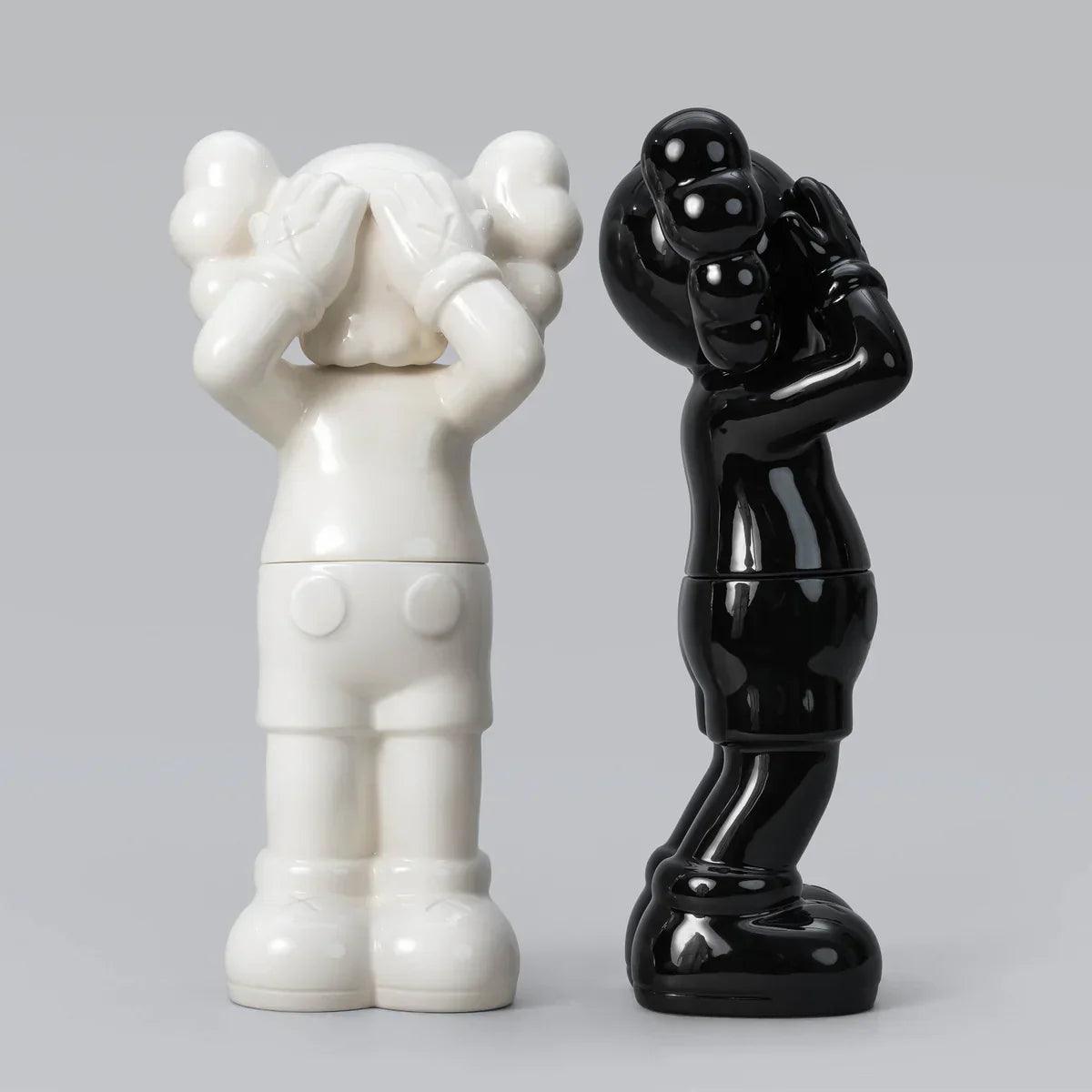 KAWS-KAWS:HOLIDAY KAWS:HOLIDAY UK - Containers (Limited 1000 Sets)