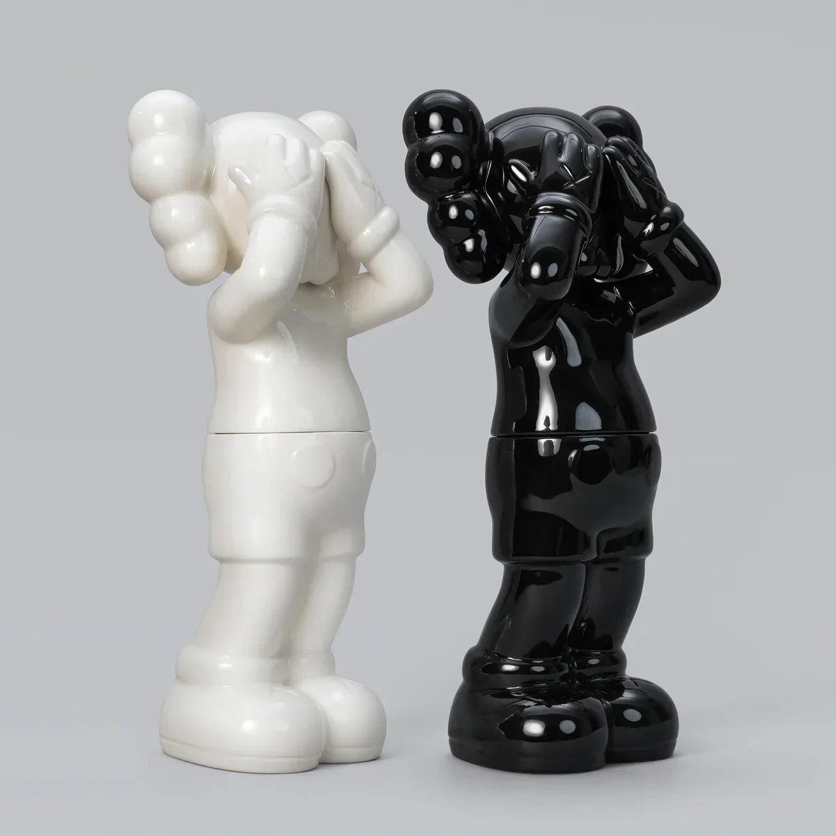 KAWS-KAWS:HOLIDAY KAWS:HOLIDAY UK - Containers (Limited 1000 Sets)